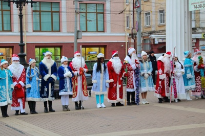 Городской парад Дедов Морозов и Снегурочек